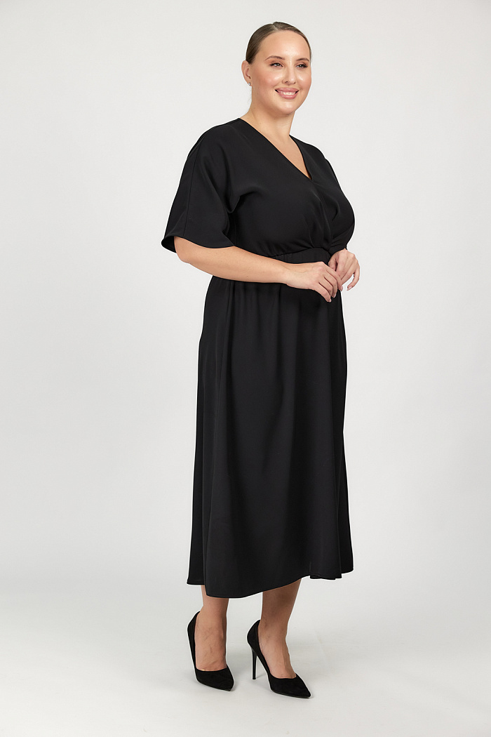 Платье с отрезной юбкой и V-образным вырезом горловины. Длина миди.