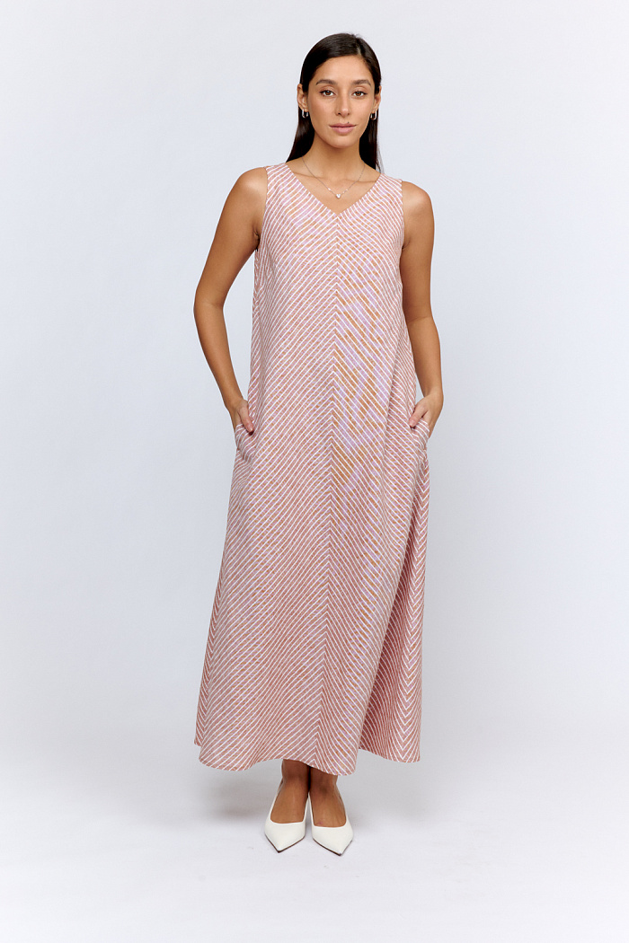 Платье-сарафан А-образного силуэта с V-образным вырезом и карманами. Длина макси.