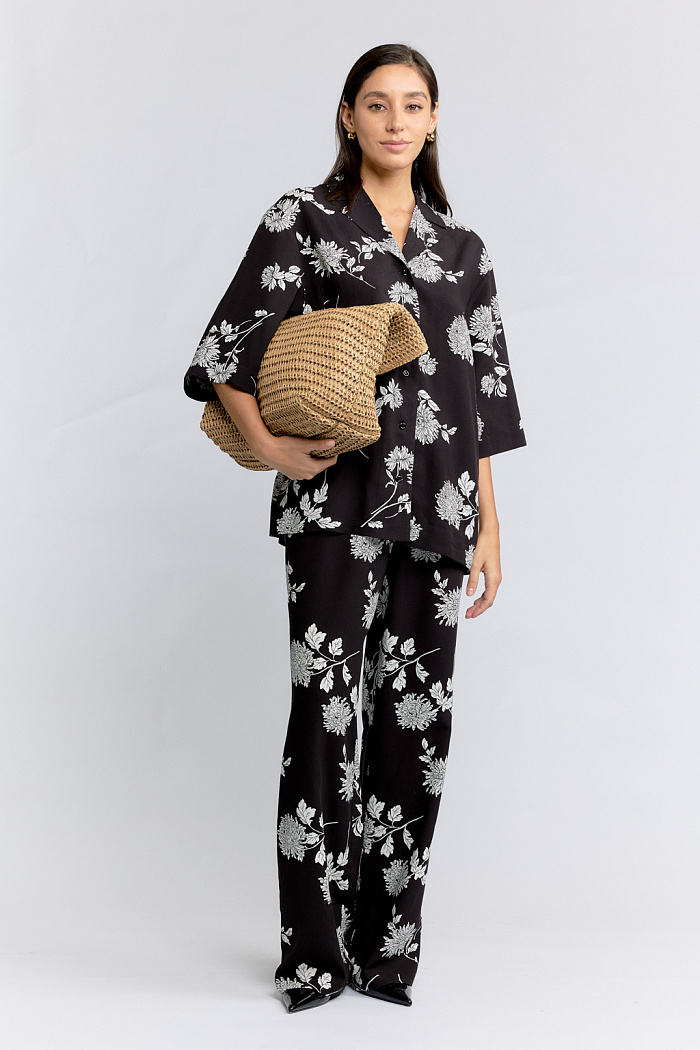 Брюки свободного кроя на резинке с карманами.