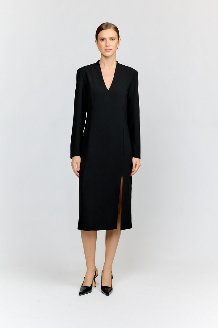 Элегантное платье полуприлегающего силуэта длиной миди из матового крепа черного цвета. V-образный вырез горловины и аккуратный разрез по центру ноги добавляют образу женственности. Застёжка на пуговицы обеспечивает комфортную посадку, а продуманный крой подчёркивает достоинства фигуры. Платье подойдёт как для деловых мероприятий, так и для вечерних выходов.