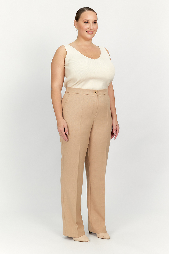 Брюки прямого силуэта с резинкой по спинке полной длины.