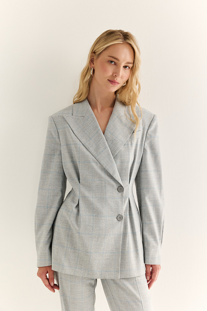 Приталенный жакет: акцент на силуэт и уверенность

Классический жакет со смещённой застёжкой и декоративными складками, подчёркивающими талию, — это вещь, которая формирует образ с первого взгляда. Чёткие линии плеч, заострённые лацканы и приталенный крой создают силуэт, говорящий о силе, вкусе и уверенности.

Асимметричная застёжка добавляет изящную детализацию, а универсальная длина делает модель уместной как в деловом комплекте, так и в стилизациях с джинсами или платьями. Идеально садится и подчёркивает фигуру.

Современная классика для женщины, которая знает, чего хочет.