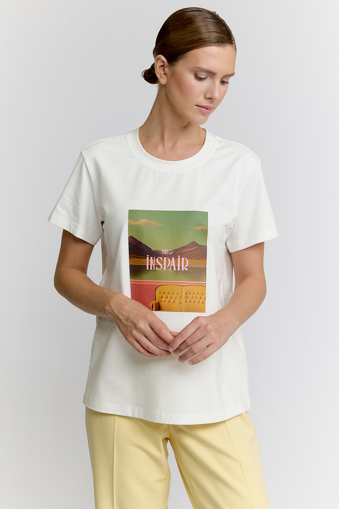 Футболка прямого силуэта с принтом по полочке.