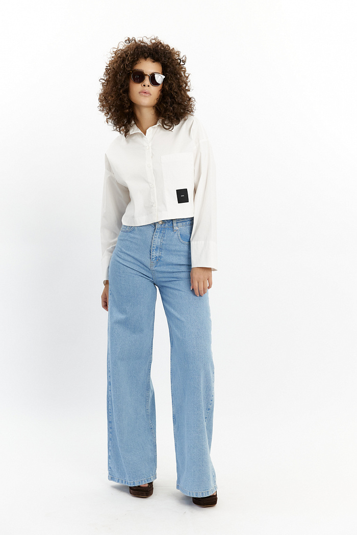 Рубашка укороченная с декоративными вырезами по бокам. Накладной карман с черной нашивкой SRG.