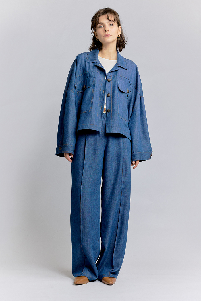 Жакет куртка укороченного силуэта с двумя накладными карманами. Рукав полной длины.