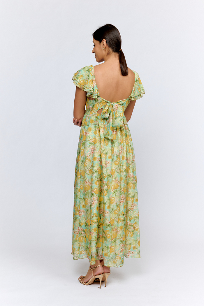 Платье из эксклюзивной ткани с парфюмированной эссенцией "Розы" с глубоким вырезом и объемными рукавами крылышками. На талии рюша со сборкой. Лиф на завязках по спинке. Длина миди. (Аромат после 10-12 стирок вымывается).