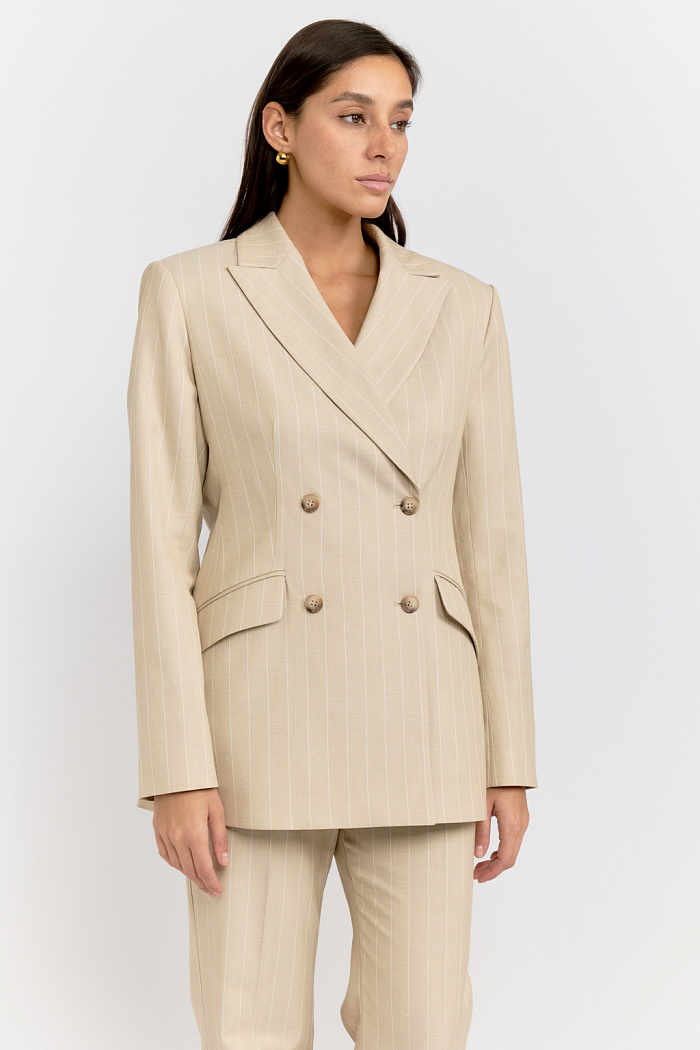 Жакет двубортный приталенного силуэта с английским воротником.