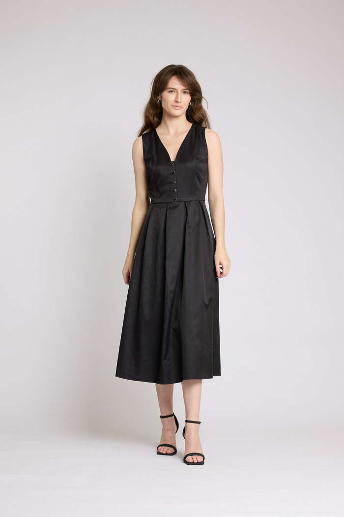 Платье длины миди с V-образным вырезом с декоративными пуговицами. Юбка пышная со складками. По бокам карманы.