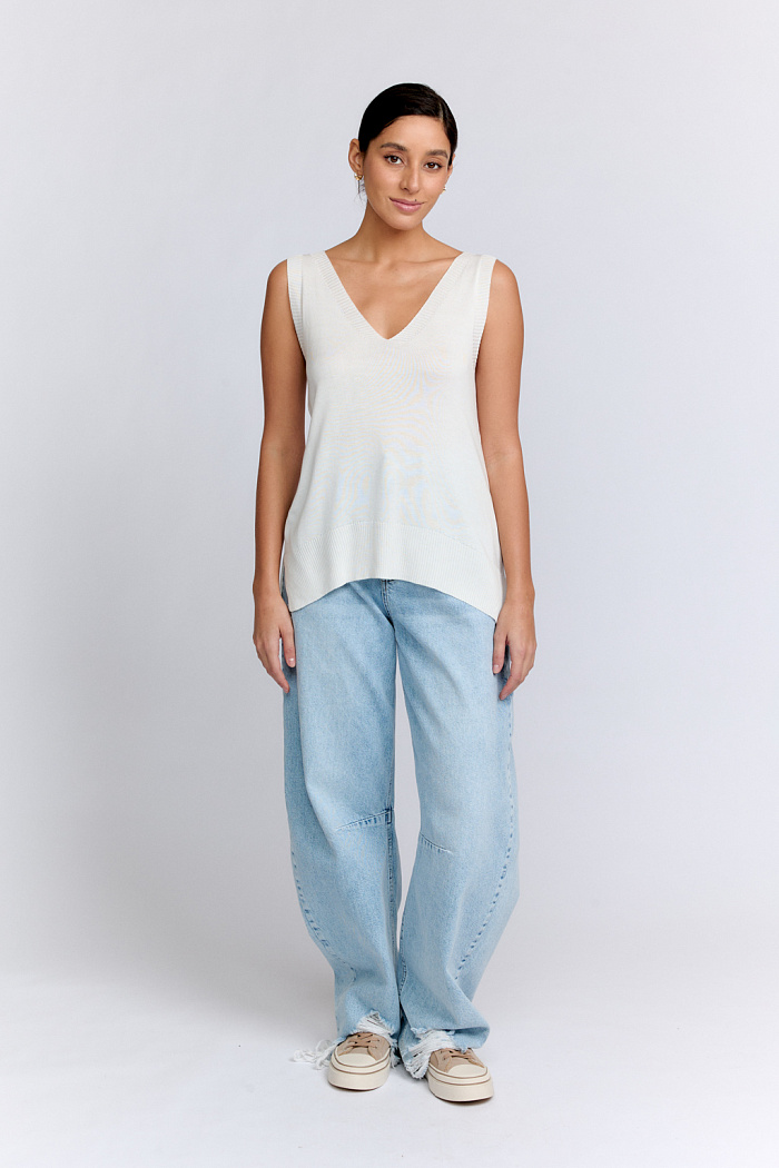 Топ с V-образным вырезом, расклешенный к талии.