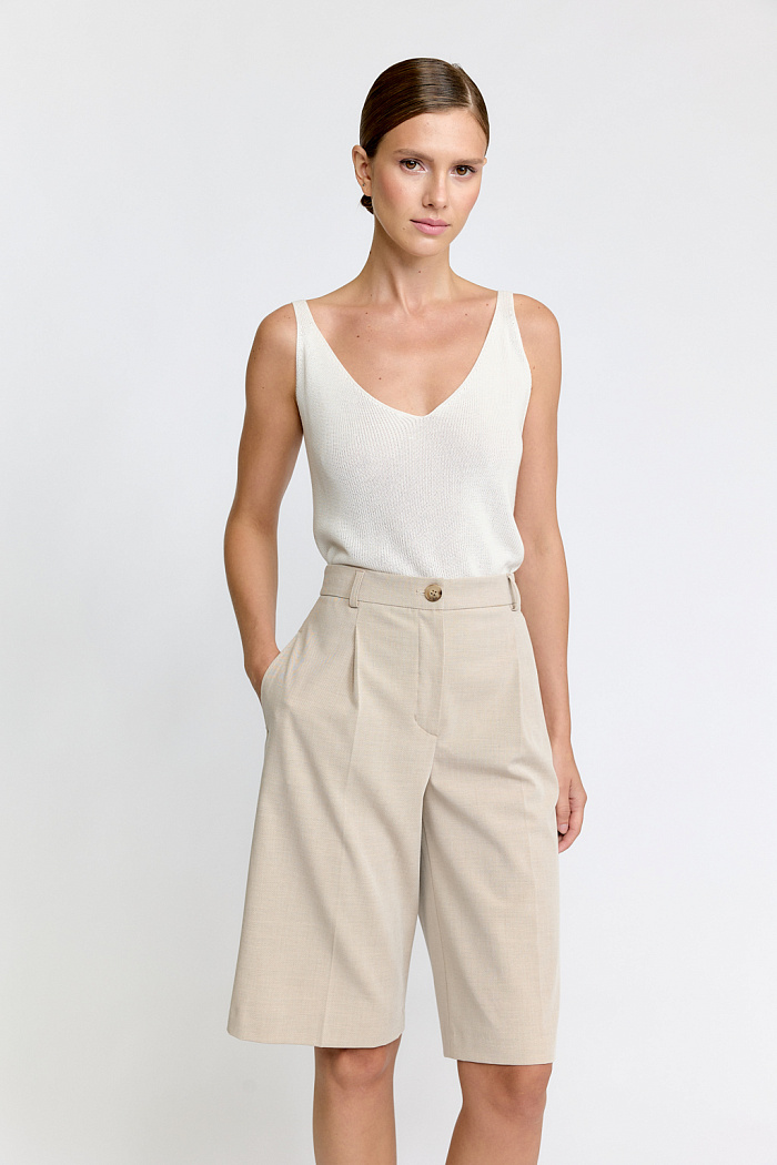 Широкие бермуды с одной складкой по поясу талии.