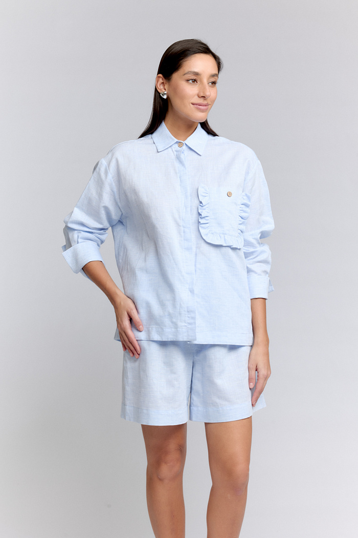 Шорты свободного силуэта на поясе и резинке по спинке. Боковые карманы декорированные рюшей. Длина выше середины бедра.