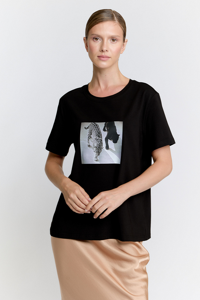 Футболка прямого силуэта с принтом по полочке.