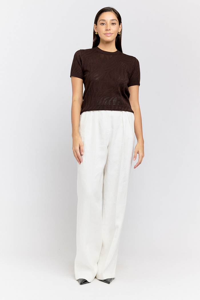 Джемпер вязаный с коротким рукавом прямого кроя.