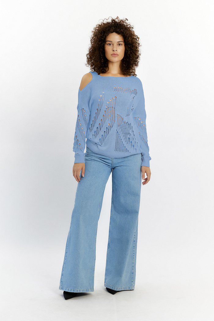 Джемпер с длинным рукавом и  ассиметричным вырезом горловины.