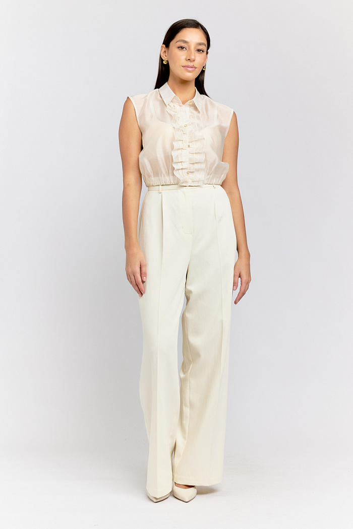 Брюки прямого кроя со стрелками. Застежка на пуговицу и молнию. Карманы в боковых швах.