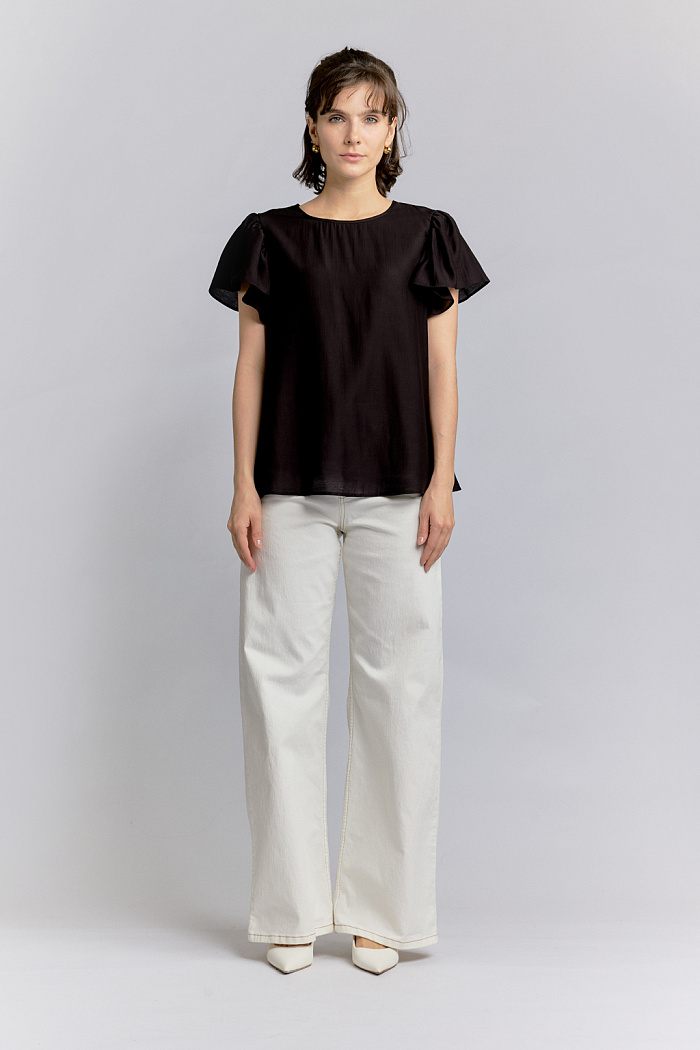 Блуза прямого силуэта с рюшами на рукавах.