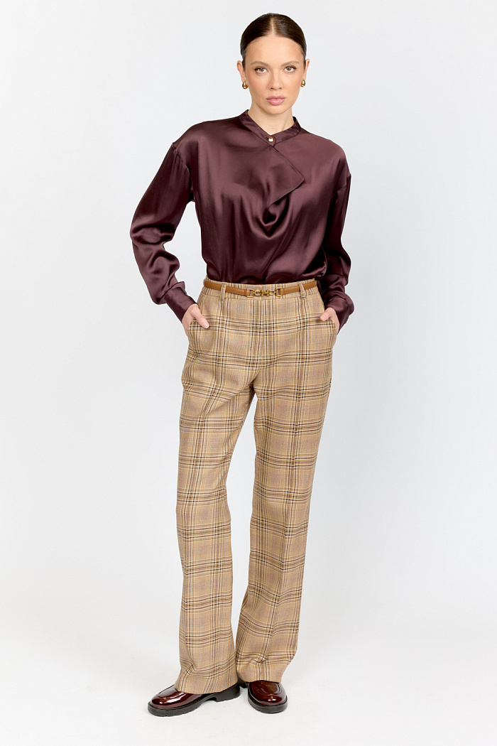 Прямые брюки полуприлегающего силуэта с отрезным поясом создают костюмный комплект с жакетом в клетчатой шерстяной ткани в трендовой тартановой клетке природных натуральных оттенков осени: шоколад, беж, хаки.