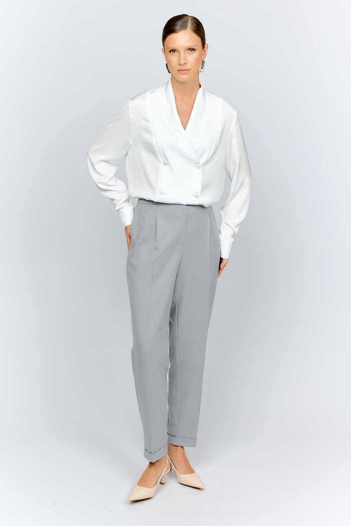 Зауженные книзу брюки из костюмной ткани с отворотами на брючинах прекрасно комплектуются с жакетом в той же ткани и с огромным количеством вариантов верхов, таких как рубашки, свитшоты, свитера, водолазки и много других.