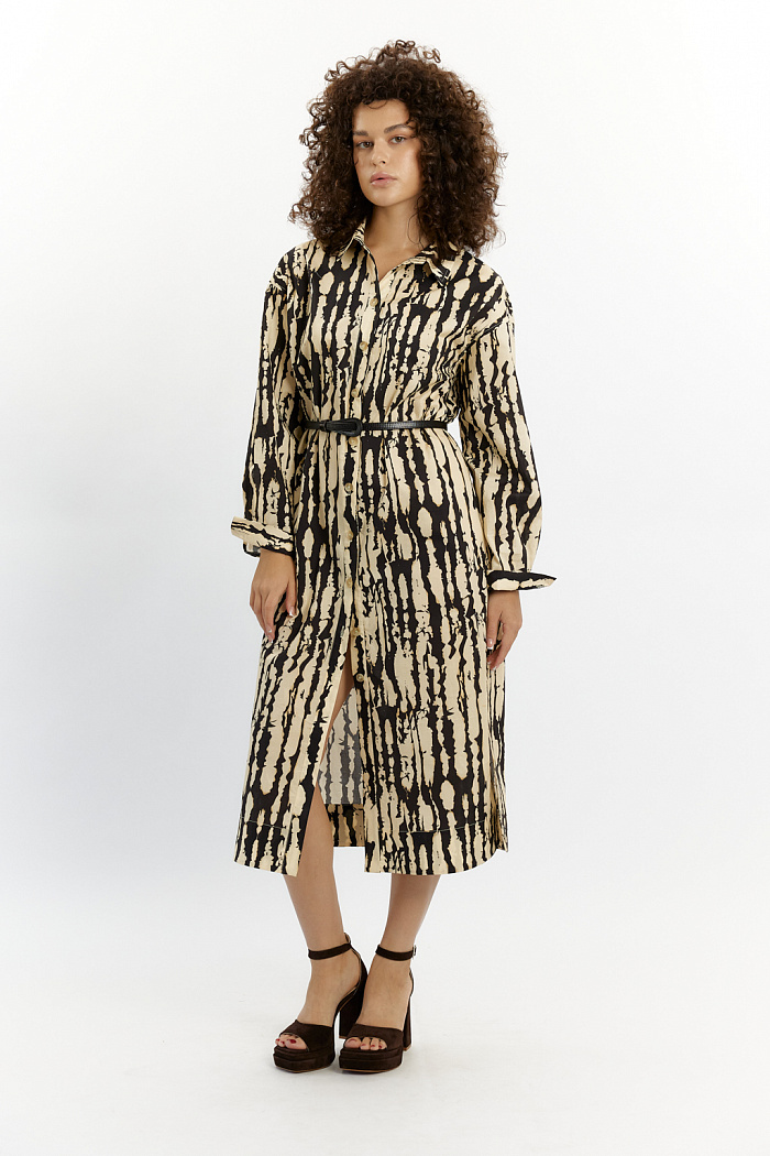 Платье-рубашка прямого кроя. Застежка на пуговицах. Рукав полной длины.