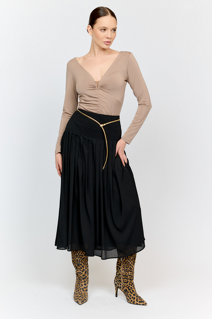 Лонгслив в цветет тофу с глубоким V-образным вырезом горловины и декором из металла в золотом оттенке. Спереди ткань драпируется в области груди и по средней линии полочки. Изделие подарит приятные тактильные ощущения в носке. Подойдет для стилизации со множеством образов.