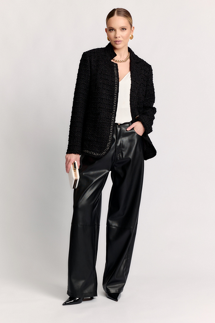 Жакет с асимметричным лацканом и декоративной тесьмой по борту и спинке. Два накладных кармана.