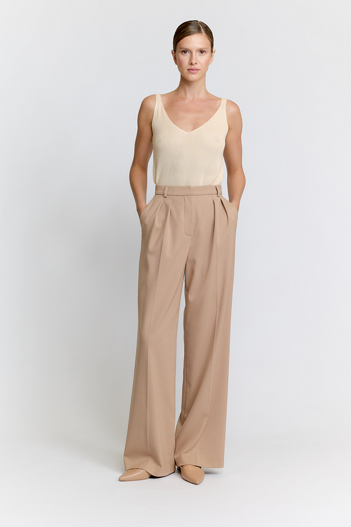 Широкие брюки с двумя складками по поясу талии.