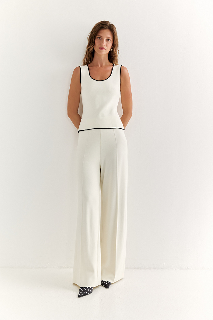 Топ с контрастной отделкой по вырезу горловины и проймы.