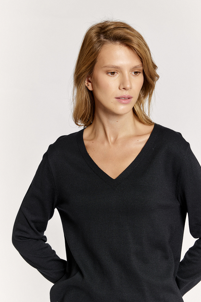 Джемпер с V-образным вырезом и логотипом по низу.