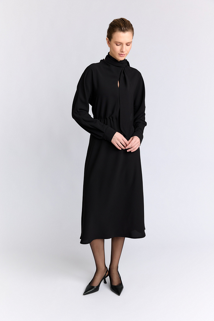 Платье длиной миди с фигурным завязывающимся бантом по полочке