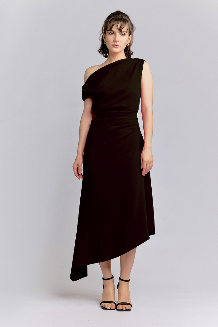 Асимметричное платье приталенного кроя полуприлегающего женственного силуэта с декоративным элементом в виде металлической съемной броши на одном плече. Модель необычная при этом достаточно универсальная для летнего сезона. Прекрасно продойдет как на "выход", так и на каждый день.