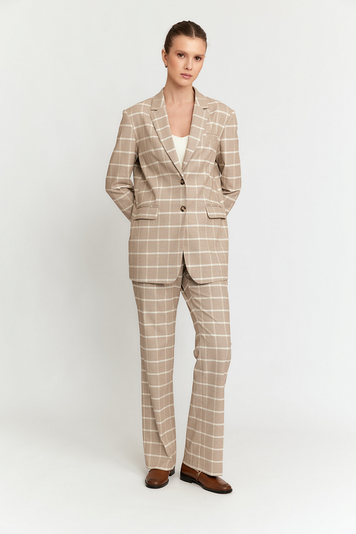 Жакет прямого силуэта длиной до бедер. Застежка на две пуговицы.