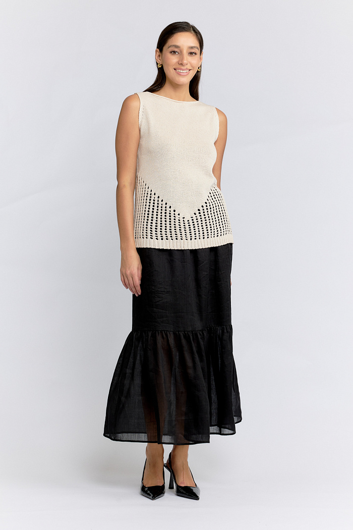 Майка вязаная с круглой горловиной прямого кроя.