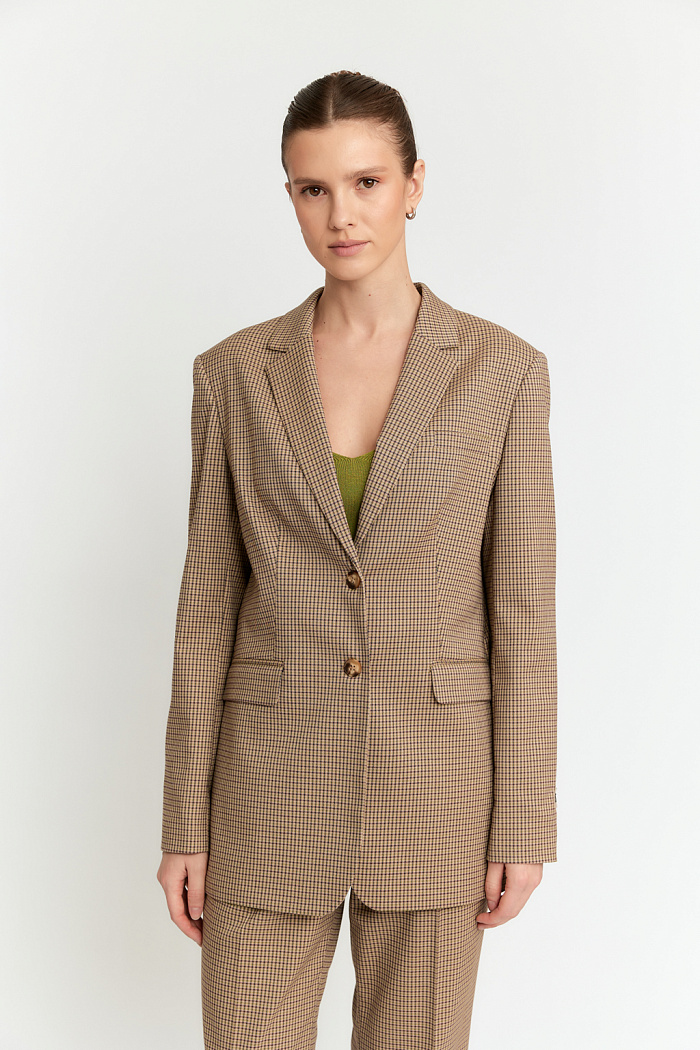 Жакет прямого силуэта длиной до бедер. Застежка на две пуговицы.