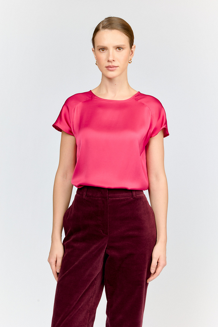 Базовый топ со спущенным плечом, модель из плательной вискозы в ярком ягодном цвете, которая обеспечивает приятные тактильные ощущения и отличную посадку по фигуре. Прямой силуэт и мягкие спущенные плечи создают женственный образ, а  комфортный крой делают топ идеальным выбором для любого гардероба.