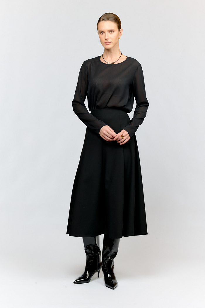 Изящная юбка А-силуэта с клиньями из премиальной костюмной ткани черного цвета . Длина миди и идеальная посадка создают женственный силуэт. Дополните жакетом для делового образа и туфлями с острым носом на среднем каблуке.