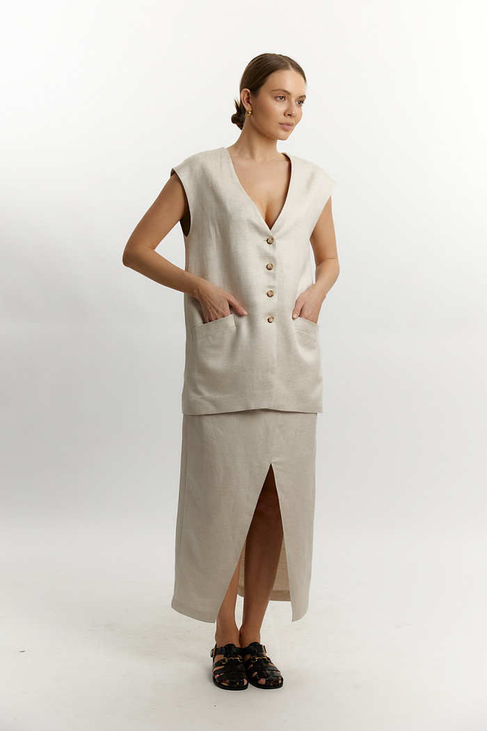 Юбка с ассиметричным разрезос спереди. Застежка на молнию и пуговицу.