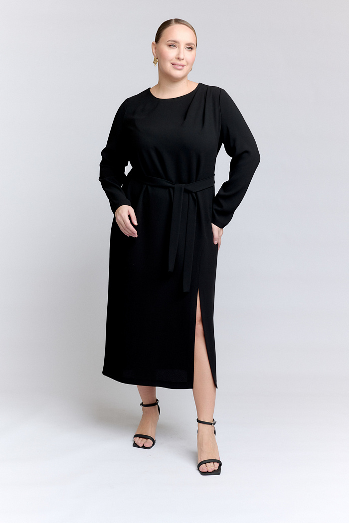Прямое платье длиной миди с асимметричным вырезом по низу. В комплекте пояс из основной ткани.