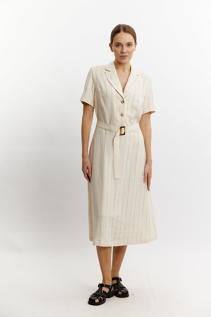 Платье с коротким рукавом, застежка на двух пуговицах. Английский воротник. Длина миди. Пояс с пряжкой.