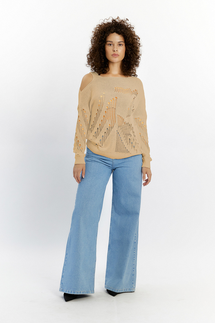 Джемпер с длинным рукавом и  ассиметричным вырезом горловины.