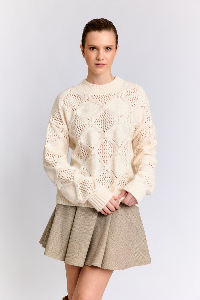 Джемпер со спущенными плечами и вязкой имитирующей ромбы.