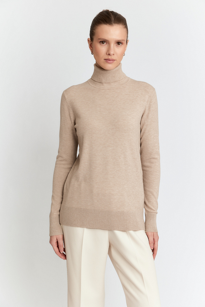 Водолазка полуприлегающего силуэта.