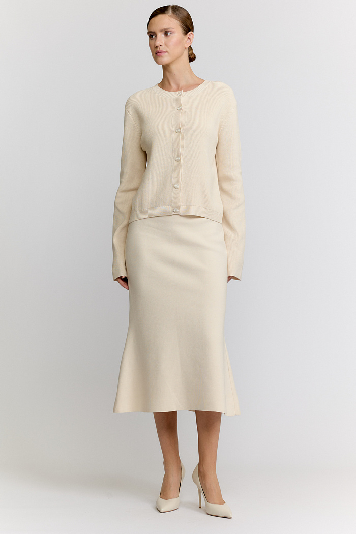 Юбка длиной миди с расклешением понизу.