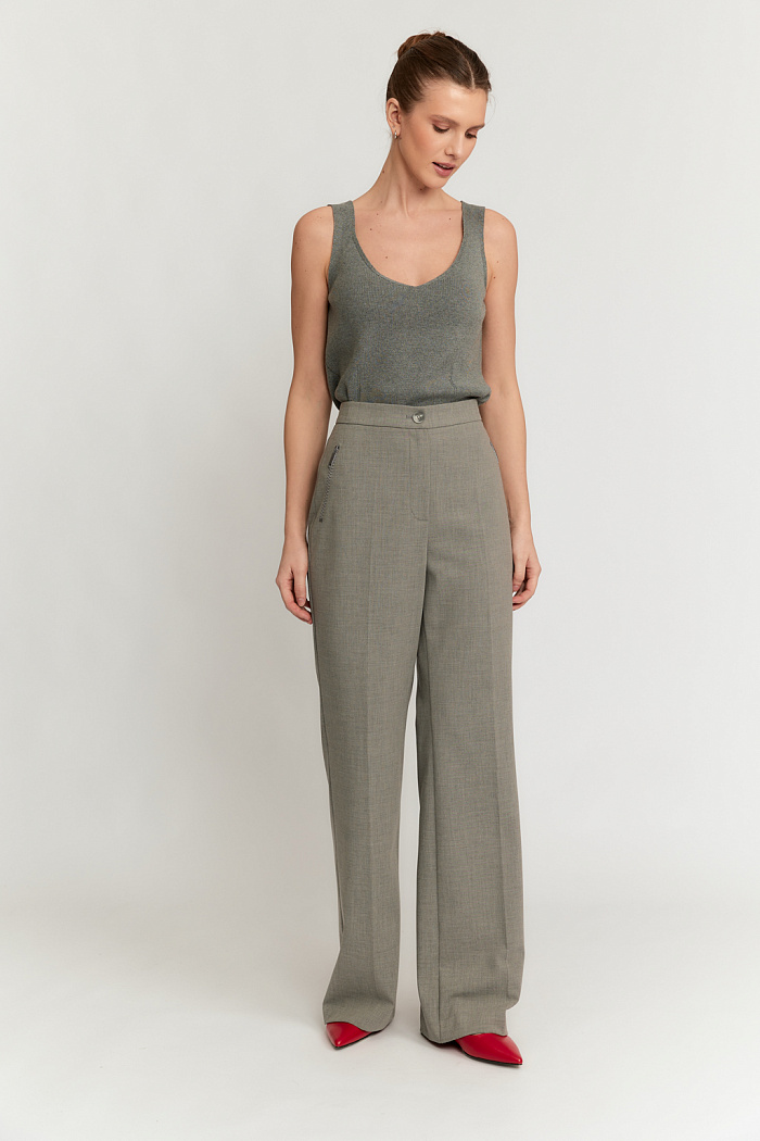 Брюки с небольшим клешем от колен с декоративной вшивкой по бокам.