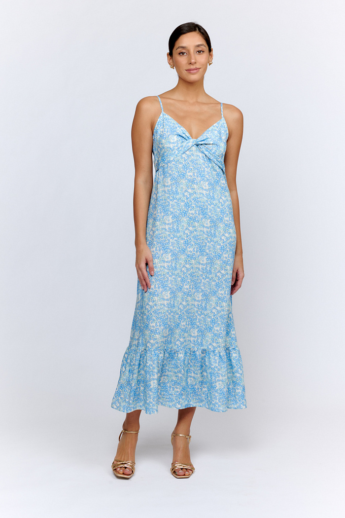 Платье-сарафан длиной макси, с воланом по низу и с перекрутом на лифе.