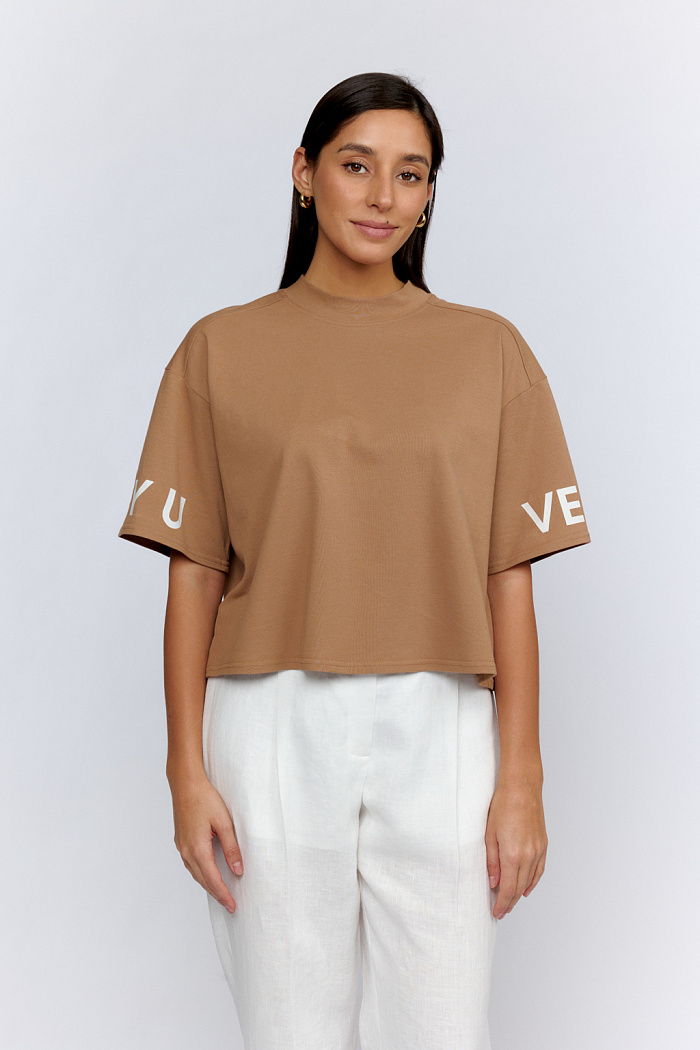 Футболка укороченная с воротником стойка. Рукав спущенный короткий. Принт "Very U".