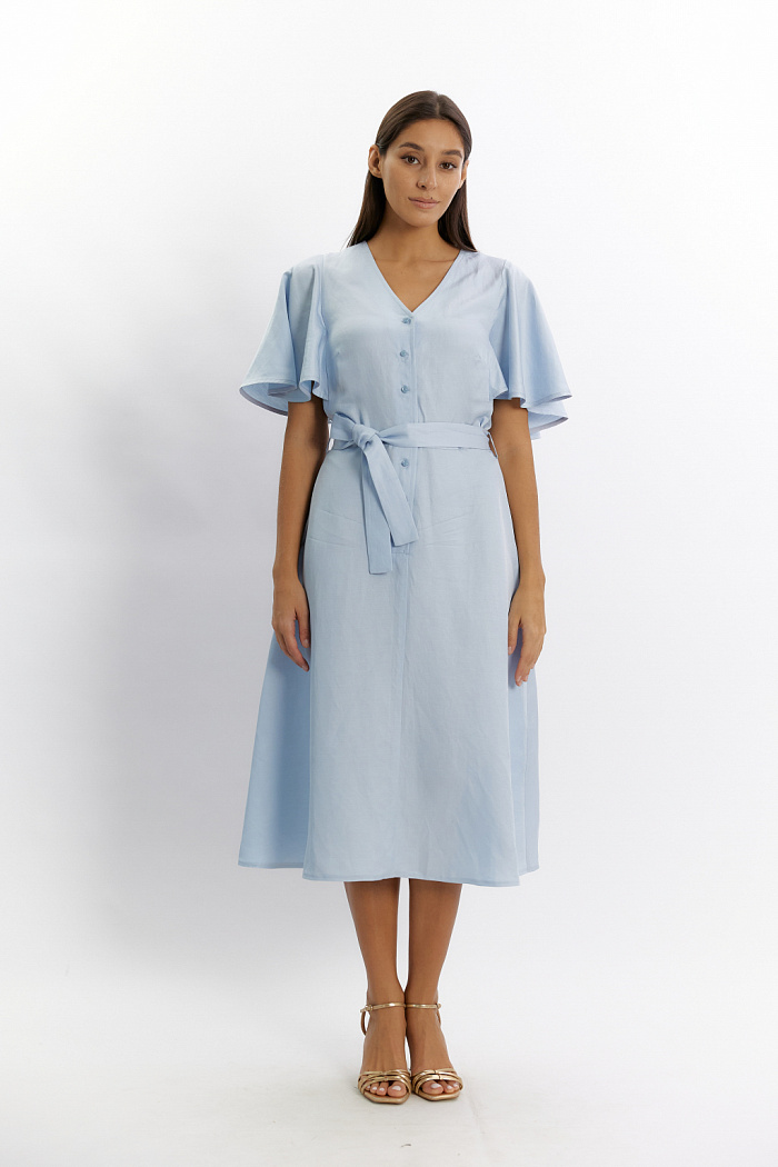 Платье с V-образным вырезом с завязкой на талии. Рукав короткий. Длина миди.