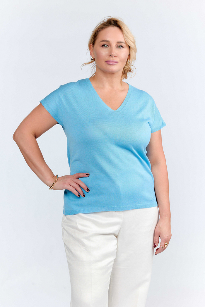 Джемпер без рукавов свободного кроя с V-образным вырезом.