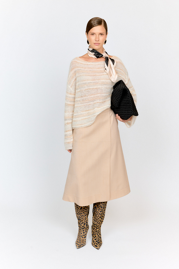 Джемпер из мягкого мохера с эффектом деграде с круглой горловиной, свободным рукавам на манжете. Модель выглядит легкой и воздушной. Сочетание цветов позволяет создавать множество образов на базе джемпера.