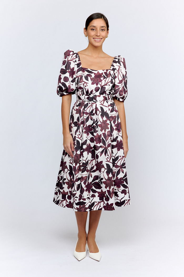 Платье с корсетным лифом и расклешонной юбкой длинной миди. С пышными рукавами на резинке.На талии пояс с пряжкой из основной ткани.