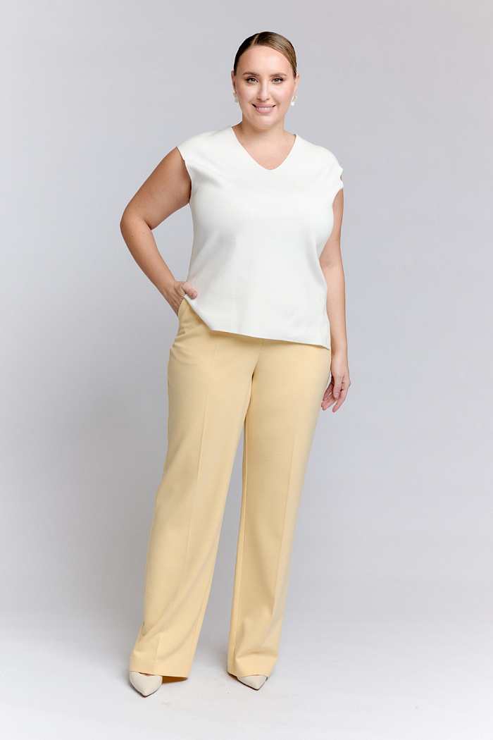 Брюки классические на резинке по поясу.